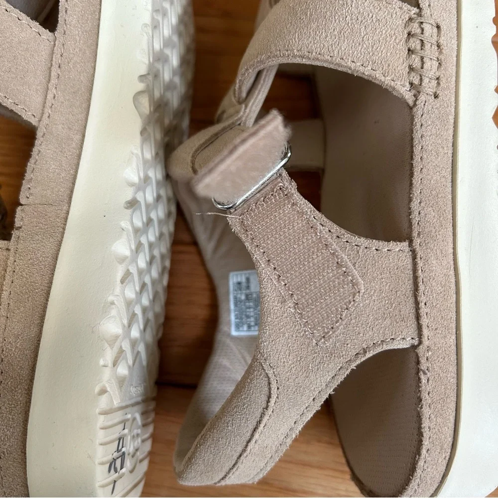 NWOB UGG Kids Goldenstar Strap Platform Sandals, Size 5 Youth.